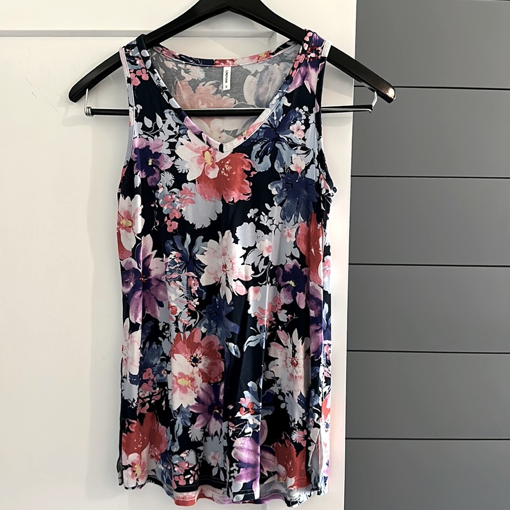 Women’s floral v neck tank top.